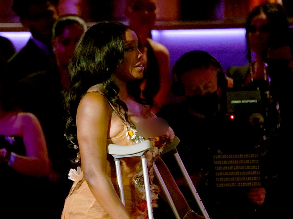 Viral Sza Dibantu Lady Gaga di Grammy, Ternyata Ini Sebab Kakinya Pincang Viral Sza Dibantu Lady Gaga di Grammy, Ternyata Ini Sebab Kakinya Pincang