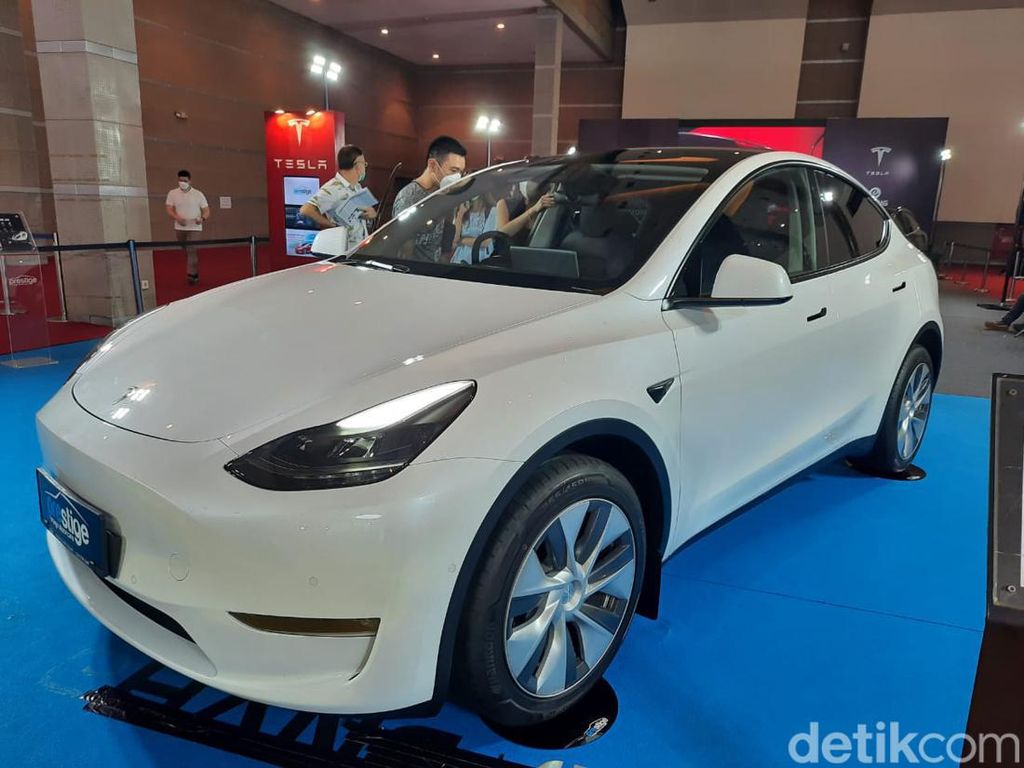 Tesla Model Y Melantai di IIMS, Harga Rp 2 M Bebas Ganjil Genap