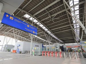 Fenomena Penumpang Menginap di Stasiun, Perlukah KRL Operasi 24 Jam?