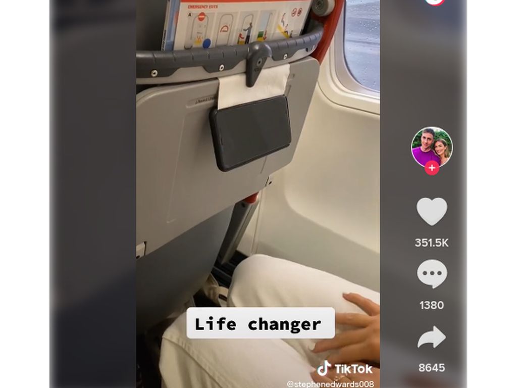 Trik Nonton HP Pakai Kantong Muntah di Pesawat, Begini Caranya Trik Nonton HP Pakai Kantong Muntah di Pesawat, Begini Caranya