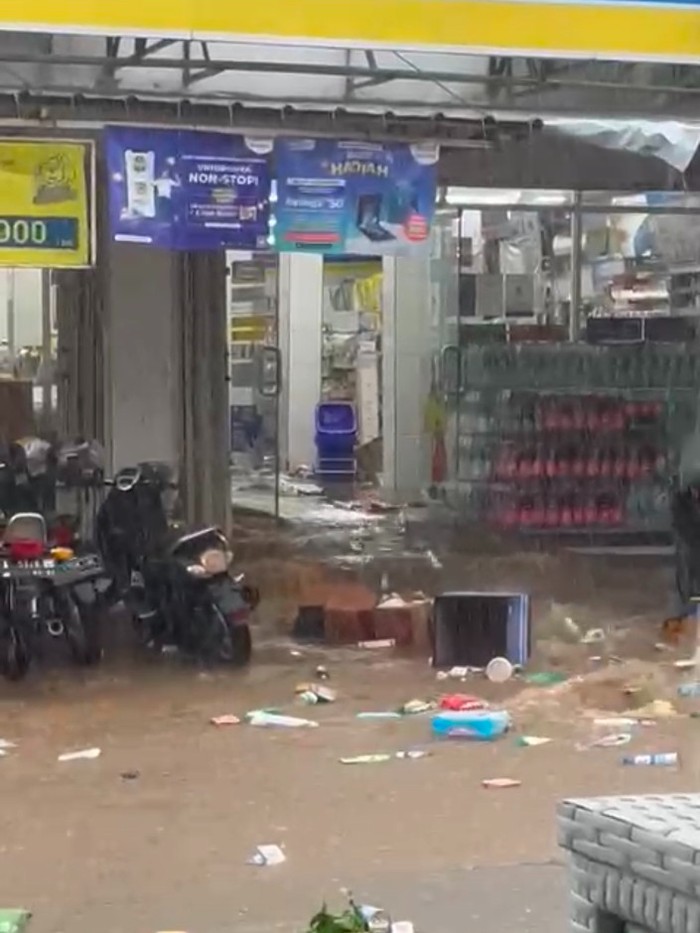 Video sejumlah barang-barang di dalam minimarket hanyut akibat banjir viral di medsos. Peristiwa itu terjadi di Lebak, Banten. Begini ceritanya. (Screenshot video viral)