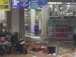 Viral Barang-barang dari Minimarket Hanyut Akibat Banjir, Ini Ceritanya