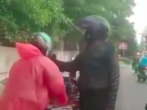 Viral! Diduga Oknum Polisi Pukul-Memaki Ojol di Jakbar Viral! Diduga Oknum Polisi Pukul-Memaki Ojol di Jakbar