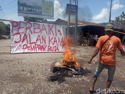 Warga Gowa Bakar Ban, Tuntut Pemprov Segera Perbaiki Jalan Burung-burung