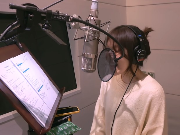 Wendy Red Velvet mengisi harmonisasi pada lagu Feel My Rhythm /Foto: Youtube Red Velvet Foto: Youtube Red Velvet