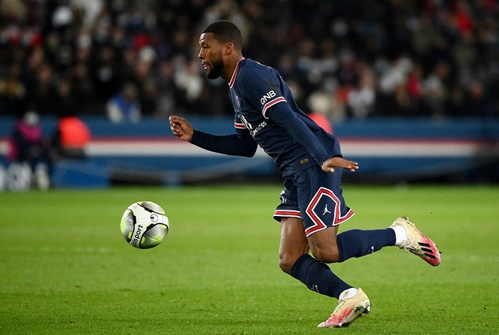 Paris Saint-Germains Dutch midfielder Georginio Wijnaldum runs with the ball during the French L1 football match between Paris-Saint Germain (PSG) and Saint-Etienne (ASSE) at The Parc des Princes Stadium in Paris on February 26, 2022. (Photo by FRANCK FIFE / AFP)
