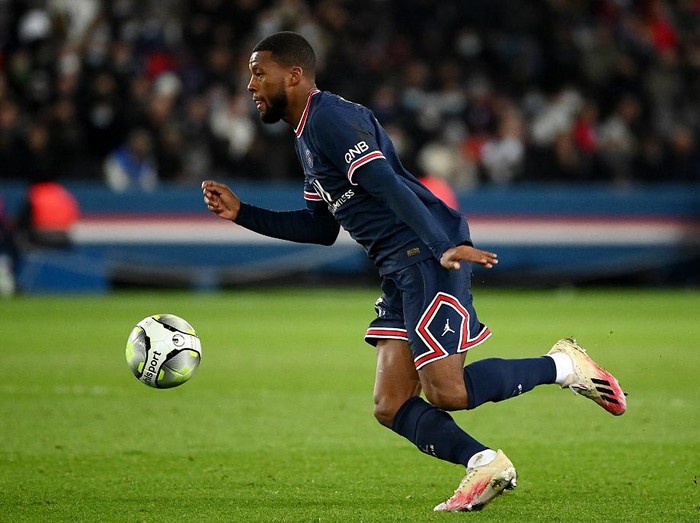 Paris Saint-Germains Dutch midfielder Georginio Wijnaldum runs with the ball during the French L1 football match between Paris-Saint Germain (PSG) and Saint-Etienne (ASSE) at The Parc des Princes Stadium in Paris on February 26, 2022. (Photo by FRANCK FIFE / AFP)