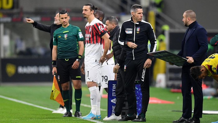 Zlatan Ibrahimovic Soccer Football - Serie A - AC Milan v Bologna - San Siro, Milan, Italy - April 4, 2022 AC Milan's Zlatan Ibrahimovic gets ready to come on as a substitute REUTERS/Daniele Mascolo