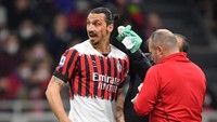 Zlatan Ibrahimovic terluka di bagian dekat pelipis hingga mengeluarkan darah. (Foto: REUTERS/DANIELE MASCOLO)