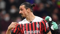 Tampak bagian di bawah ujung alis Zlatan Ibrahimovic robek dan mengeluarkan darah. (Foto: REUTERS/DANIELE MASCOLO)