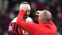 Petugas medis memberikan perawatan dan membebat kepala Ibrahimovic dengan perban. (Foto: REUTERS/DANIELE MASCOLO)