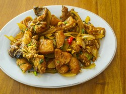 Menu Harian Ramadan ke-5: Pedas Nagih Tongkol Suwir Pedas dan Ayam Goreng Mentega Buat Buka