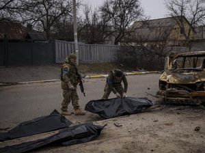 Militer yang Didukung Rusia Kumpulkan Mayat-mayat Berserakan di Mariupol Militer yang Didukung Rusia Kumpulkan Mayat-mayat Berserakan di Mariupol