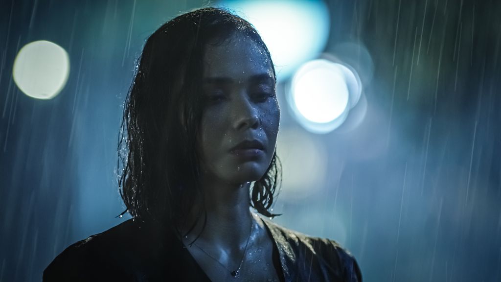 Adinia Wirasti main di serial Mendua, adaptasi Doctor Foster yang merupakan serial asli dari drama Korea The World of The Married.