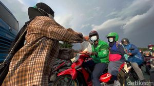 Aksi Mahasiswa Bagikan Takjil di Depan Gedung DPR