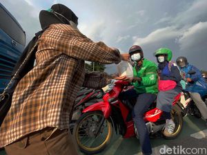 Aksi Mahasiswa Bagikan Takjil di Depan Gedung DPR Aksi Mahasiswa Bagikan Takjil di Depan Gedung DPR