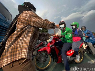 Aksi Mahasiswa Bagikan Takjil di Depan Gedung DPR