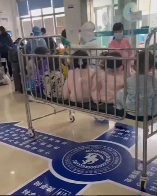 Anak positif Covid-19 di Shanghai dikarantina terpisah dari orang tua/ Foto: The Sun