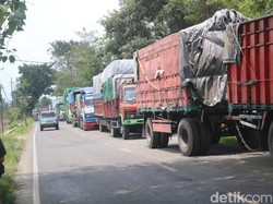 Puluhan Sopir Truk di Jombang Menginap di SPBU Demi Solar