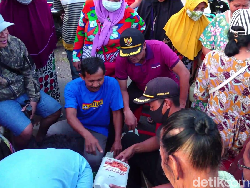 Antrean Minyak Goreng Curah di Lumajang Tutup Jalan Desa