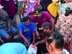 Antrean Minyak Goreng Curah di Lumajang Tutup Jalan Desa Antrean Minyak Goreng Curah di Lumajang Tutup Jalan Desa