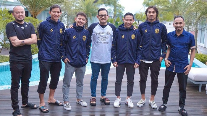 Arema FC Arema FC resmi mengontrak empat pemain baru untuk musim depan. Kehadiran empat pemain itu menjadi bagian dari percepatan membentuk kerangka tim baru.