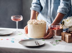 Mau Bawa Kue Ultah ke Restoran, Pria Ini Dikenai Biaya Rp 180 Ribu Tiap Orang