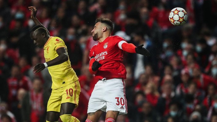 Liverpools Senegalese forward Sadio Mane (L) fights for the ball with Benficas Argentinian defender Nicolas Otamendi during the UEFA Champions League quarter final first leg football match between SL Benfica and Liverpool FC at the Luz stadium in Lisbon on April 5, 2022. (Photo by CARLOS COSTA / AFP)