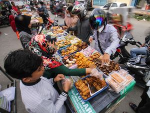 Kisah Para Pencari Takjil Buka Puasa di Berbagai Daerah