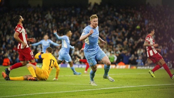 Manchester Citys Kevin De Bruyne celebrates after scoring his sides opening goal during the Champions League, first leg, quarterfinal soccer match between Manchester City and Atletico Madrid at the Etihad Stadium, in Manchester, Tuesday, April 5, 2022. (AP Photo/Dave Thompson)
