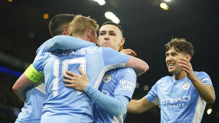 Manchester Citys Kevin De Bruyne, second left, celebrates with his teammates after scoring his sides opening goal during the Champions League, first leg, quarterfinal soccer match between Manchester City and Atletico Madrid at the Etihad Stadium, in Manchester, Tuesday, April 5, 2022. (AP Photo/Dave Thompson)