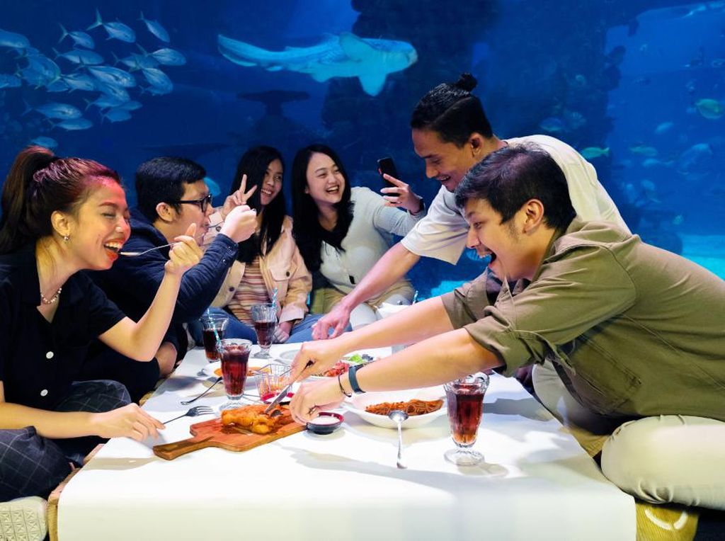 Bukber di Aquarium Dalam Mal, Bisa Makan Ditemani Ikan-ikan