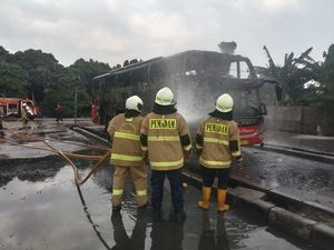 Bus PO Haryanto Terbakar Saat Diparkir di Terminal Pulogadung Jaktim Bus PO Haryanto Terbakar Saat Diparkir di Terminal Pulogadung Jaktim