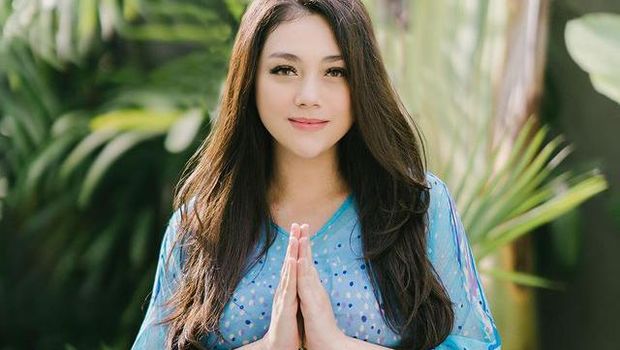 Celine Evangelista pakai hijab