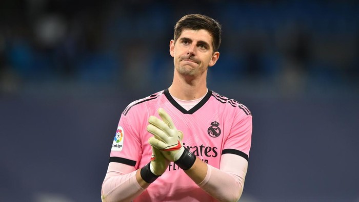 MADRID, SPAIN - MARCH 20: Thibaut Courtois of Real Madrid reacts after the LaLiga Santander match between Real Madrid CF and FC Barcelona at Estadio Santiago Bernabeu on March 20, 2022 in Madrid, Spain. (Photo by Denis Doyle/Getty Images)