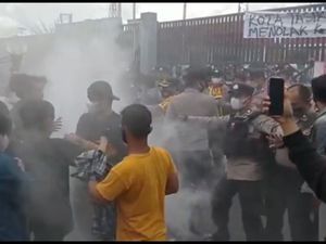 Demo Tolak Kenaikan Pertamax di Depo Pertamina Tasik Ricuh