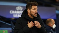 Pelatih Atletico, Diego Simeone, membuat formasi tak lazim yakni 5-5-0, alias 5 bek, 5 gelandang, tanpa striker. (Foto: Clive Brunskill/Getty Images)