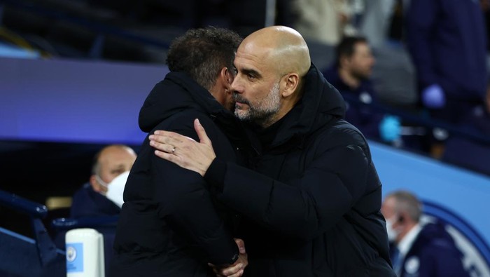 MANCHESTER, ENGLAND - APRIL 05: Pep Guardiola, Manager of Manchester City greets Diego Simeone, Head Coach of Atletico Madrid prior to the UEFA Champions League Quarter Final Leg One match between Manchester City and Atletico Madrid at City of Manchester Stadium on April 05, 2022 in Manchester, England. (Photo by Clive Brunskill/Getty Images)
