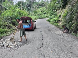 Waduh! Warga di Sumut Timbun Jalan Rusak dengan Biaya Sendiri