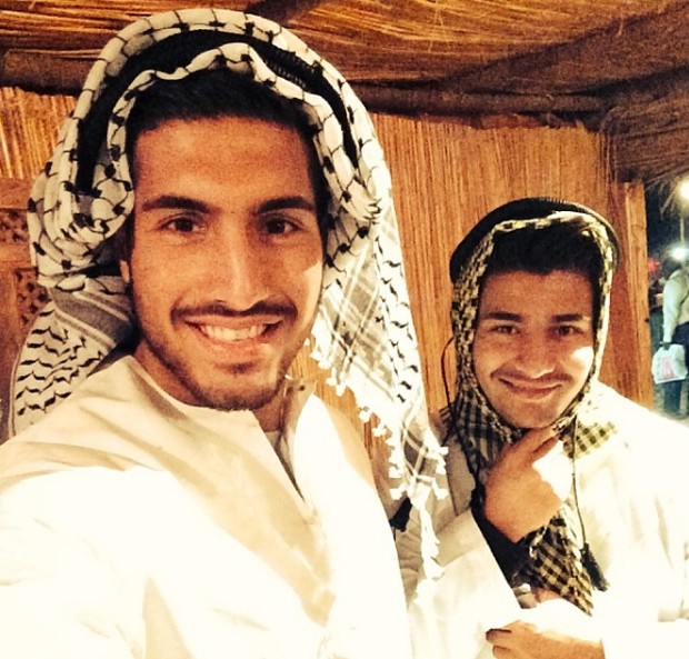 Emre Can/Foto : instagram.com/emrecan23 Emre Can mengenakan baju muslim berwarna putih serta penutup kepala khas negara Arab, Keffiyeh