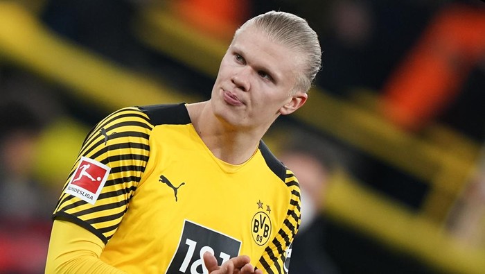 Dortmunds Erling Haaland greets fans after the German Bundesliga soccer match between Borussia Dortmund and RB Leipzig in Dortmund, Germany, Saturday, April 2, 2022. (AP Photo/Martin Meissner)