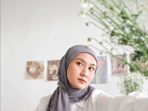 5 Tutorial Hijab Segi Empat Motif Bikin Pipi Tirus Cocok untuk Bukber