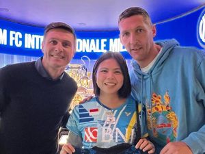 Ketika Greysia Polii Bertemu Para Legenda Sepakbola Ketika Greysia Polii Bertemu Para Legenda Sepakbola