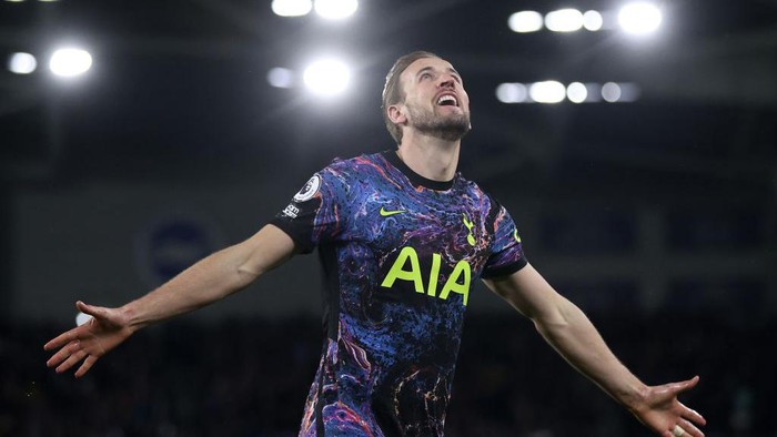 BRIGHTON, ENGLAND - MARCH 16: Harry Kane of Tottenham Hotspur celebrates after scoring their team's second goal during the Premier League match between Brighton & Hove Albion and Tottenham Hotspur at American Express Community Stadium on March 16, 2022 in Brighton, England. (Photo by Julian Finney/Getty Images)