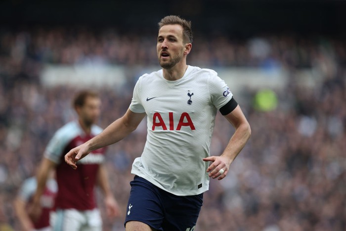 BRIGHTON, ENGLAND - MARCH 16: Harry Kane of Tottenham Hotspur celebrates after scoring their teams second goal during the Premier League match between Brighton & Hove Albion and Tottenham Hotspur at American Express Community Stadium on March 16, 2022 in Brighton, England. (Photo by Julian Finney/Getty Images)