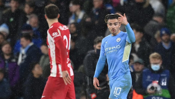 MANCHESTER, ENGLAND - APRIL 05: Jack Grealish of Manchester City taunts Sime Vrsaljko of Atletico Madrid during the UEFA Champions League Quarter Final Leg One match between Manchester City and Atletico Madrid at City of Manchester Stadium on April 05, 2022 in Manchester, England. (Photo by Michael Regan/Getty Images)