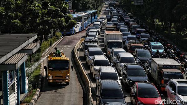 Jakarta Macet Lagi, Lalin di Kawasan Cililitan Tersendat Pagi Ini