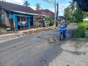 Berbahaya, Banyak Lubang di Jalan Srikandi Sambangan Buleleng