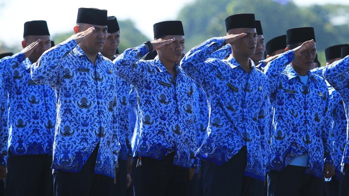 Jakarta-Indonesia, civil servants within the TNI AU attend the flag ceremony to commemorate the 71th anniversary of the Air Force.