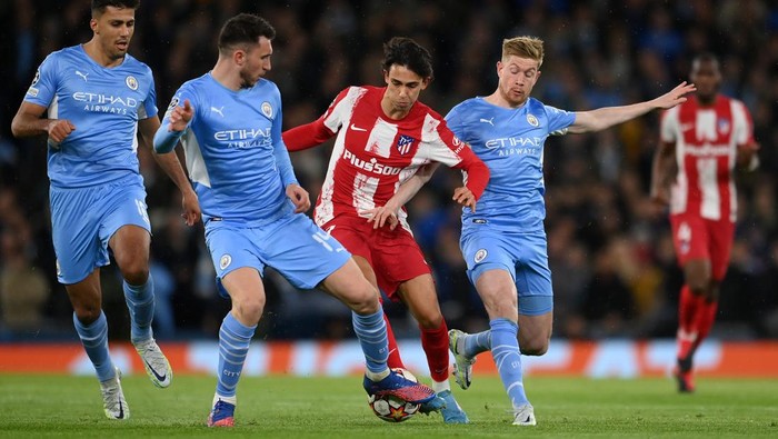 MANCHESTER, ENGLAND - APRIL 05: Joao Felix of Atletico Madrid is challenged by Rodrigo, Aymeric Laporte and Kevin De Bruyne of Manchester City  during the UEFA Champions League Quarter Final Leg One match between Manchester City and Atletico Madrid at City of Manchester Stadium on April 05, 2022 in Manchester, England. (Photo by Michael Regan/Getty Images)